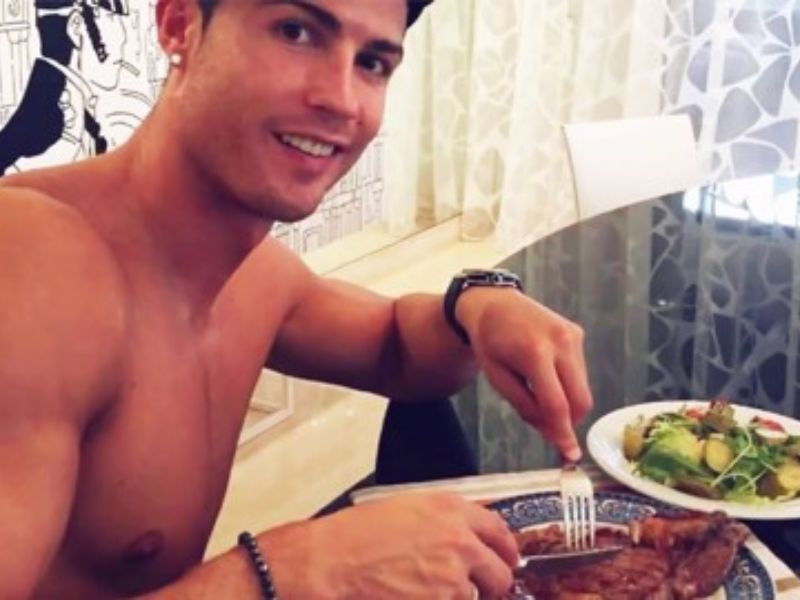 Ăn gì trước khi đá bóng