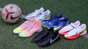 Chân bè đi giày đá bóng nào