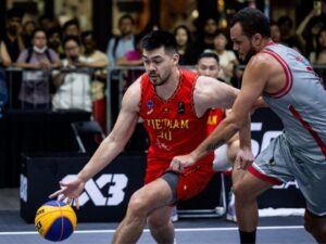 Chris Dierker chơi quá hay với 10 điểm