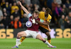 Evan Ferguson (trái) cố gắng che bóng khỏi Emmanuel Agbadou