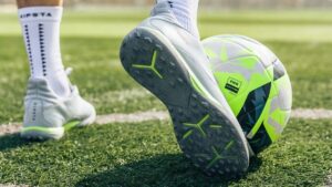 Giày bóng đá sân cỏ tự nhiên