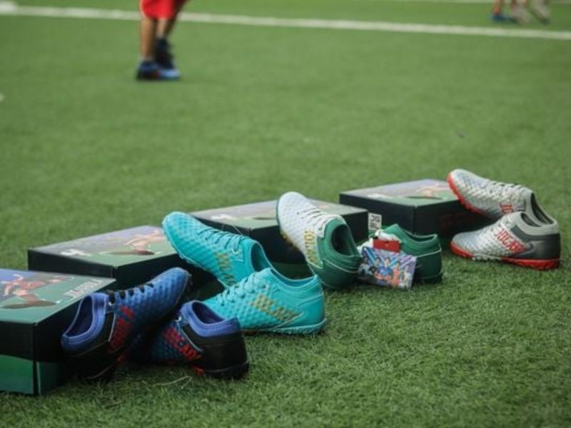 Giày bóng đá sân cỏ tự nhiên