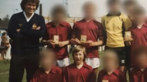Một cựu cầu thủ Manchester City tiết lộ từng bị HLV Barry Bennell xâm hại tình dục