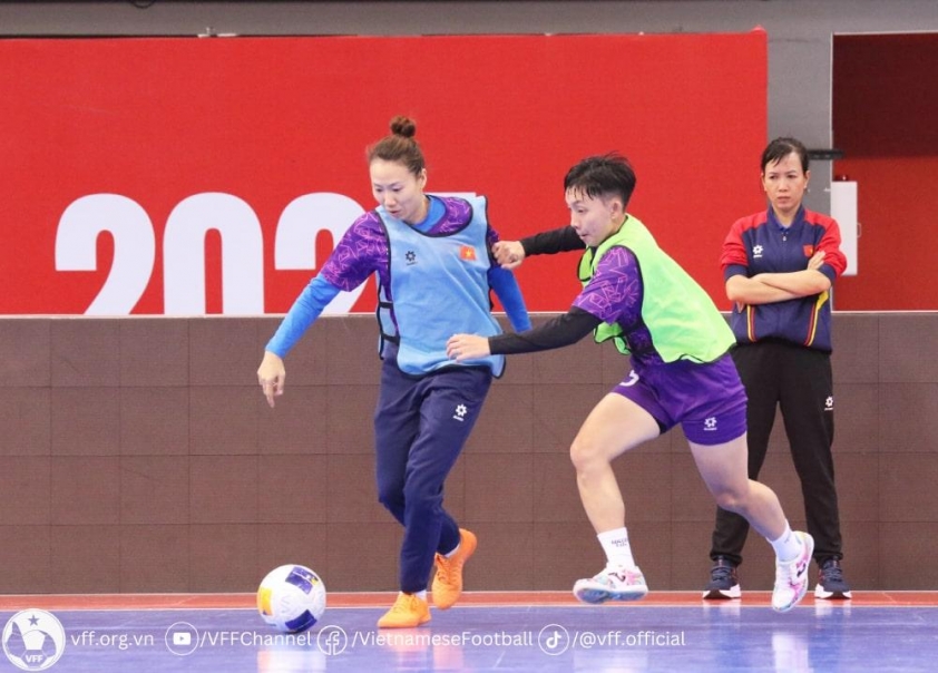 Cả hai đội thể hiện sự quyết liệt và kỹ thuật dưới quan sát chặt chẽ từ huấn luyện viên