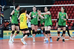 Các cô gái của đội tuyển bóng chuyền nữ Việt Nam thể hiện sự đoàn kết