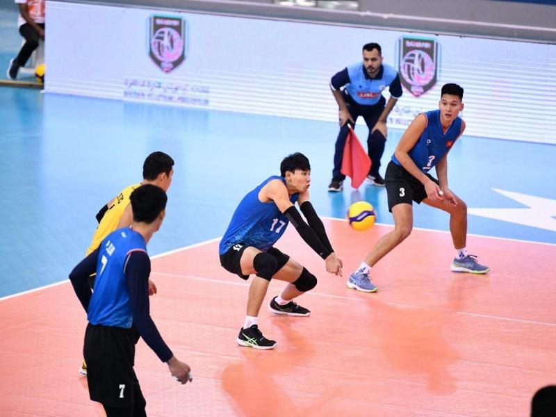 Các tuyển thủ bóng chuyền nam Việt Nam tích cực thi đấu