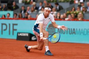 Casper Ruud trong pha đánh bóng mạnh mẽ tại Madrid Open 2025