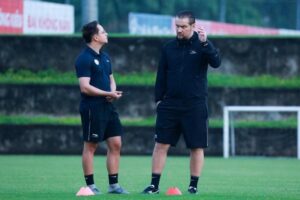 Chiến lược gia người Bulgaria trao đổi chiến thuật cùng trợ lý