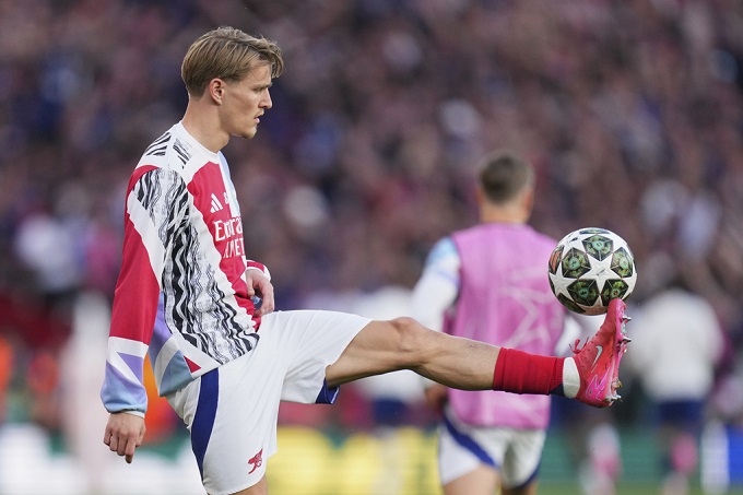 Martin Odegaard khởi động trước trận đấu với vẻ tập trung cao độ