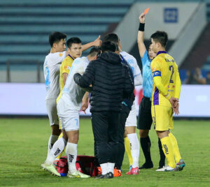 Tuấn Hải và đồng đội phản ứng sau tình huống Hà Nội FC nhận thẻ đỏ