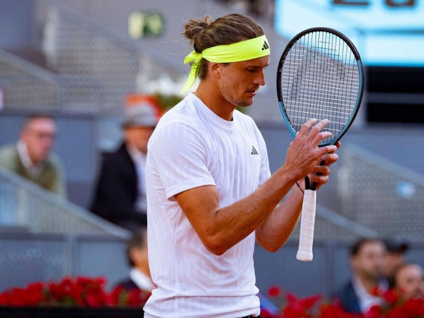 Zverev thất thần sau trận thua đánh mất ngôi số 2 thế giới